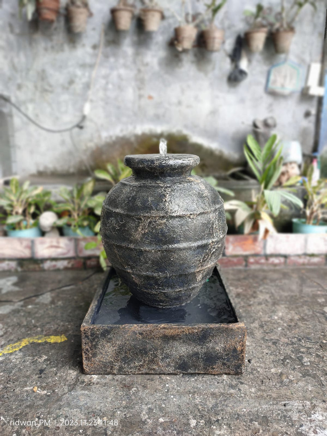 Medium Pot Fountain Bronze Black