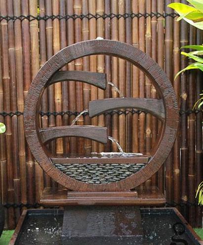Wagon Wheel Fountain - Medium Concrete GRC