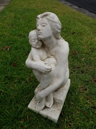 MUM WITH BABY STATUE